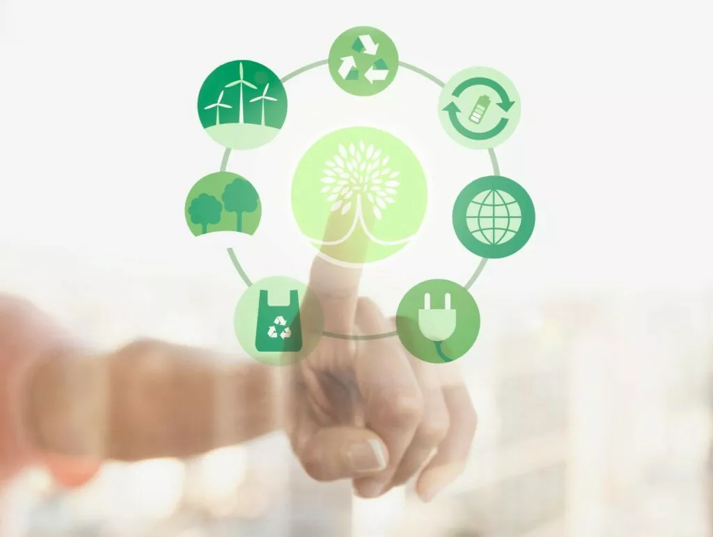 main appuyante le bouton avec l'arbre verte