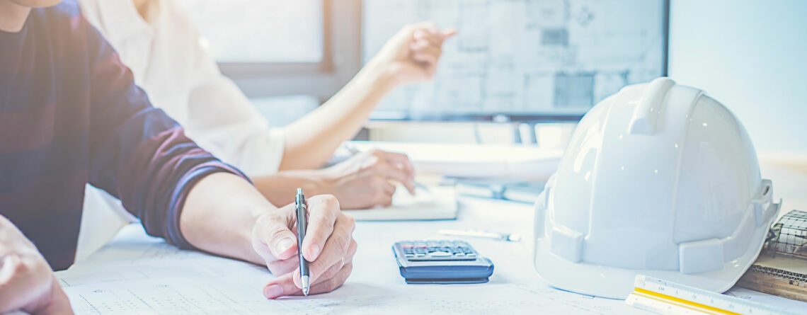 conception-ingenieur-travaillant-concept-planification-plan-directeur